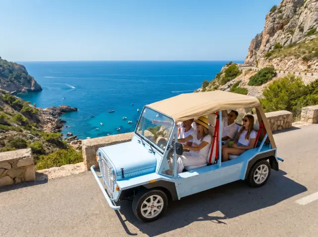 Kate eléctrico en carretera de acantilado de Ibiza — Retro Rides
