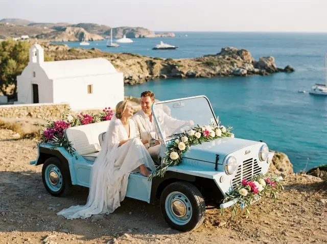 Novios en Kate eléctrico decorado en boda en Ibiza — Retro Rides